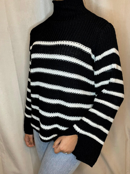 Pull noir rayé